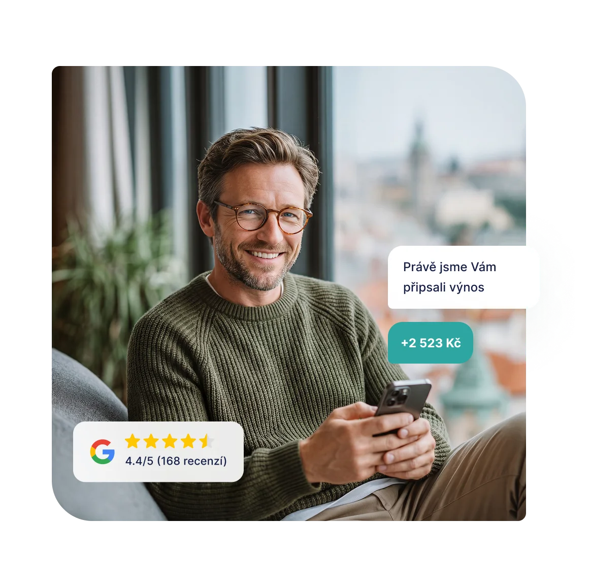 Usmívající se muž s brýlemi drží telefon, v textových bublinách je vidět oznámení o transakci. Níže je hodnocení Google