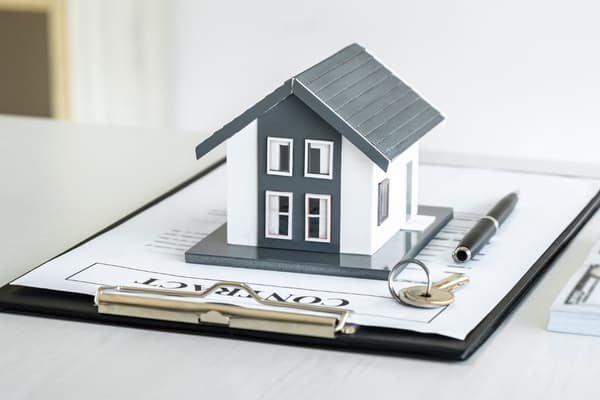 Trh nemovitostí zamrzl, ceny už klesají