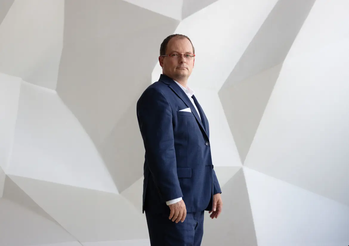 Ceny dluhopisů prý padají kvůli slabé koruně. Je to pravda?