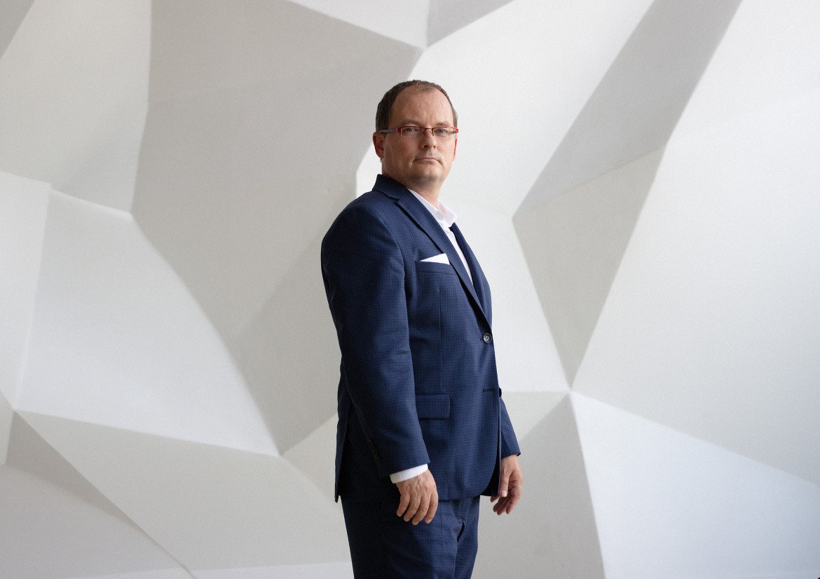 Ceny dluhopisů prý padají kvůli slabé koruně. Je to pravda?