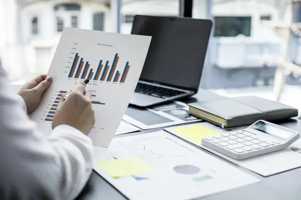 Maloobchodní tržby brzdí pád