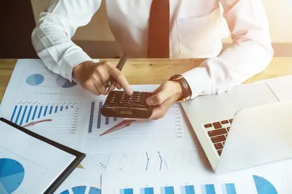 Místo tří sazeb DPH jen dvě. Kdo na to doplatí?