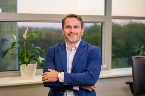 Náš kolega v prostředí kanceláře, připravený sdílet své zkušenosti a pohled na současné investiční příležitosti.