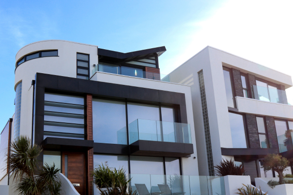 Ceny nemovitostí padají z mnoha příčin. Situace má naštěstí řešení