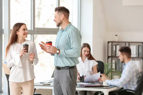 Zeptejte se na plat svého kolegy a pak to řekněte všem. V kanceláři bude veselo