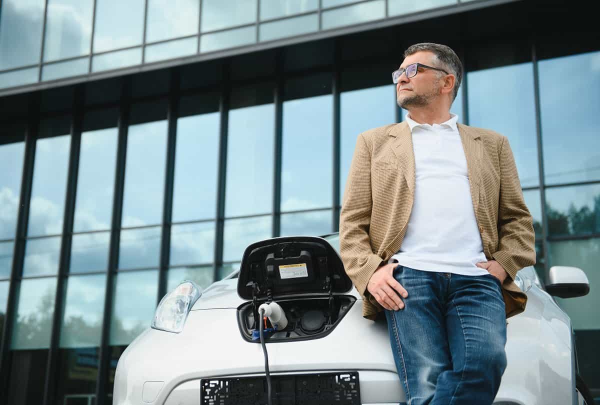 Benzín a nafta brutálně zdraží. Rok 2035 k zákazu spalovacích motorů nebude ani nutný.