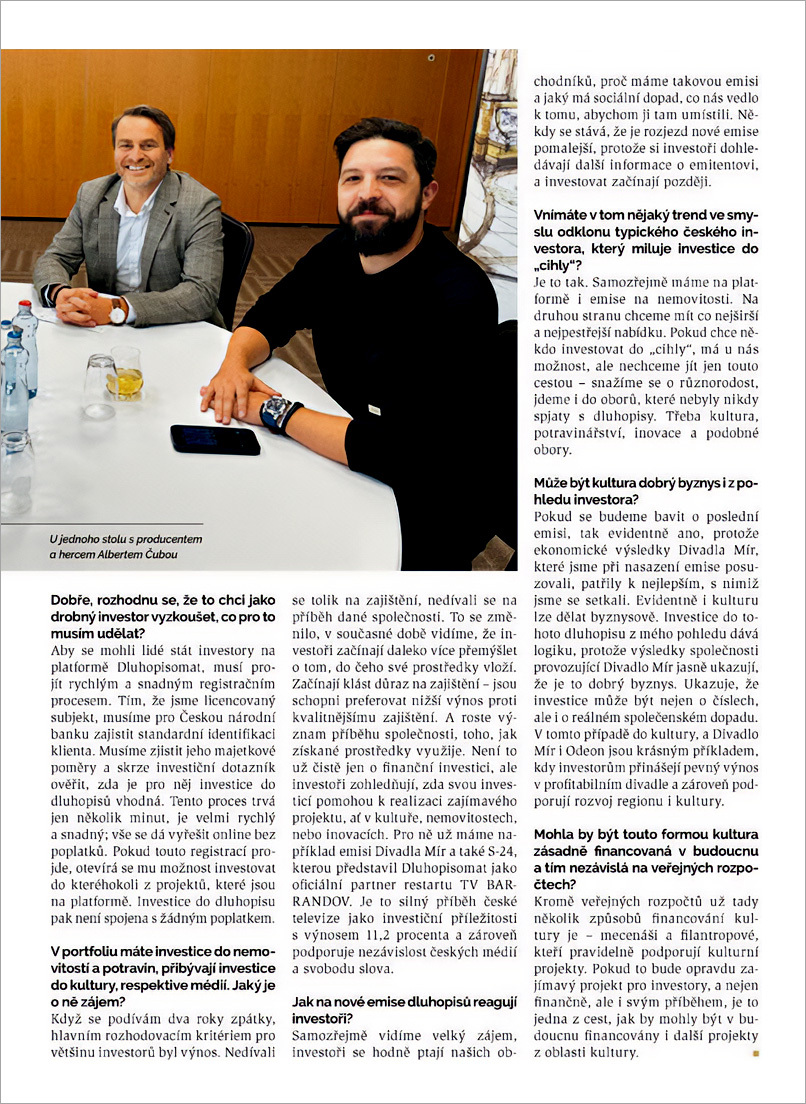 Fotografie Jana Řehounka sedícího u stolu s producentem a hercem Albertem Čubou, doprovázející rozhovor o crowdfundingovém investování do kulturních projektů a nemovitostí
