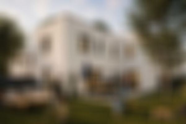 Eine moderne Familie genießt den sonnigen Garten vor einem zweistöckigen Haus.