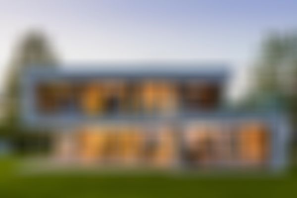 Das Bild zeigt ein modernes Flachdachhaus welches als Musterhaus in Bad Vilbel steht.