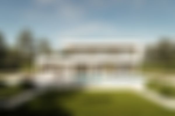 Modernes zweigeschossiges Wohnhaus mit Pool, großzügiger Terrasse und aufwendig gestalteter Gartenlandschaft unter strahlend blauem Himmel.