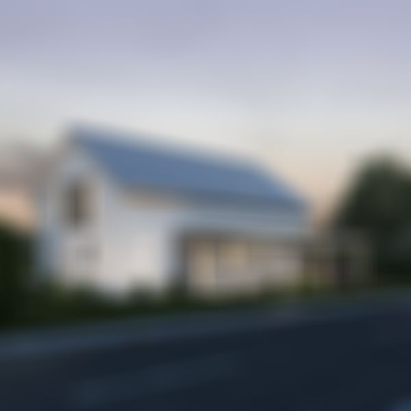 Modernes zweistöckiges Haus mit weißen Wänden und Holzflächen und einem Carport, umgeben von Grünflächen, in der Abenddämmerung.
