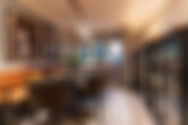 Das Bild zeigt ein Esszimmer in dunklen & edlen Tönen