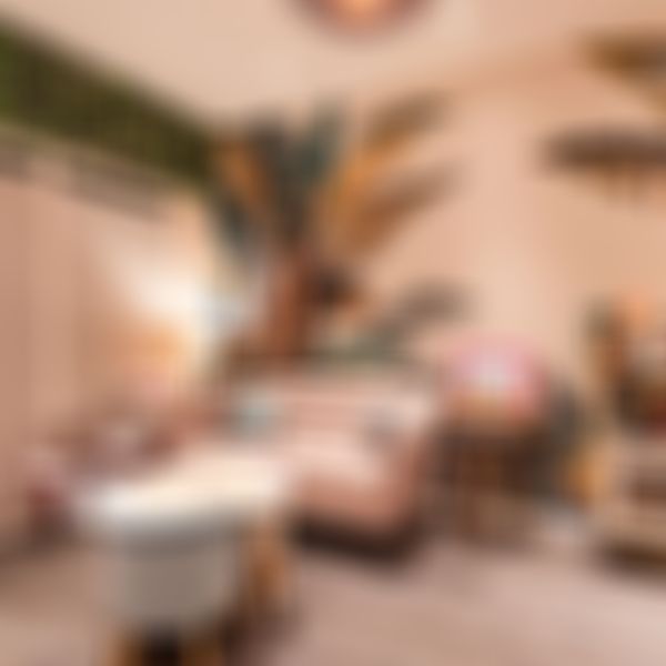 Das Bild zeigt ein Kinderzimmer mit Motivtapete.