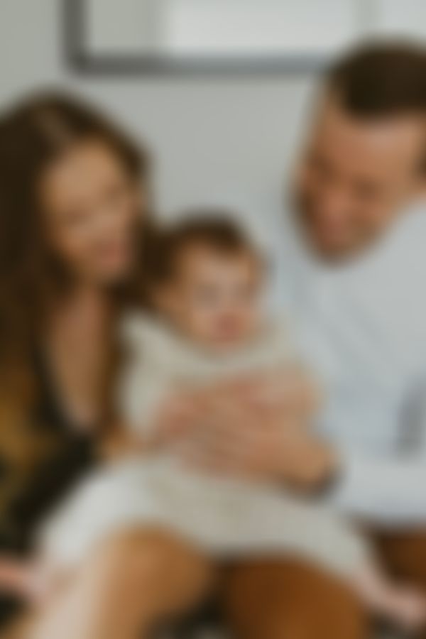 Das Bild zeigt das glückliche Bauherren-Paar mit ihrer kleinen Tochter.