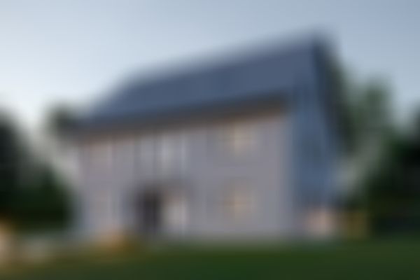 Ein modernes, dreistöckiges Haus mit einem steilen Dach, umgeben von einem gepflegten Rasen und Bäumen, das in der Abenddämmerung von Außenleuchten beleuchtet wird.