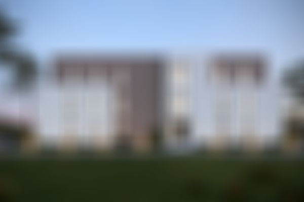 Modernes dreistöckiges Gebäude mit minimalistischem Design, großen Fenstern, weißer und holzverkleideter Fassade, umgeben von Bäumen und einer Rasenfläche.