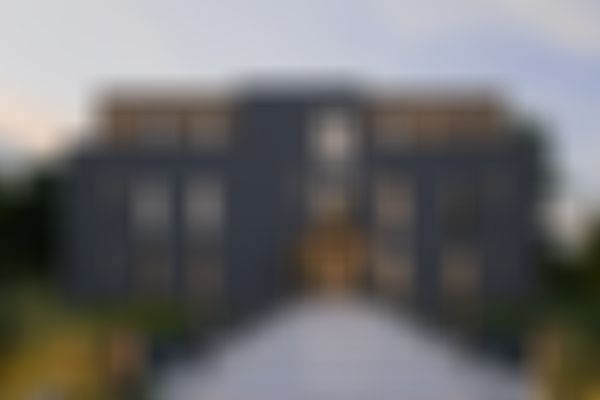 Modernes zweistöckiges Haus mit dunkler Fassade, großen Fenstern und einem von Lichtern und Grün gesäumten Weg vor der Kulisse eines Abendhimmels.