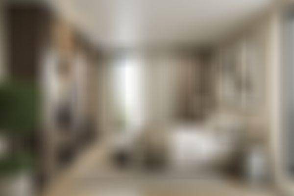 Modernes Schlafzimmer mit großem Bett, Holzschrank, Topfpflanze, abstrakter Wanddekoration und raumhohen Fenstern mit Vorhängen.