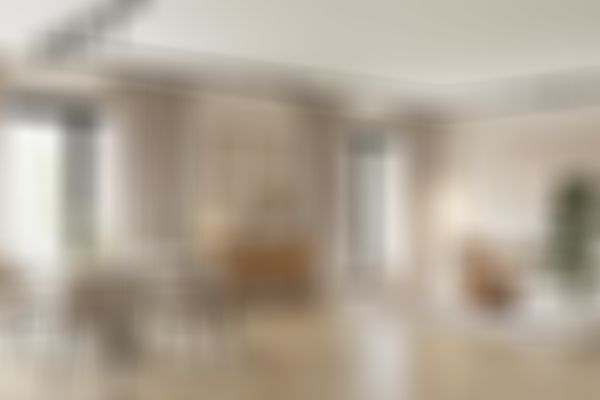 Moderner Wohn- und Essbereich mit hellen Holzböden, neutralen Farbtönen, rundem Esstisch, abstrakter Kunst, großen Fenstern und Zimmerpflanzen.