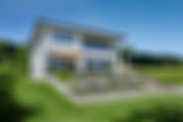 Das Bild zeigt die Gartenansicht der Stadtvilla.