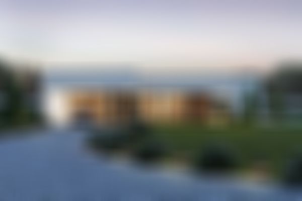 Ein moderner Bungalow mit einer Fassade aus Holz und weißen Wänden, einem geparkten Auto und einem gepflegten Garten mit Blumen und Wegbeleuchtung in der Abenddämmerung.