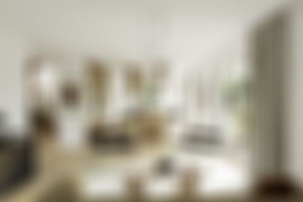 Modernes offenes Wohnzimmer und Küche mit Holzböden, minimalistischen Möbeln, großen Fenstern und Pendelleuchten. Helle und luftige Atmosphäre.