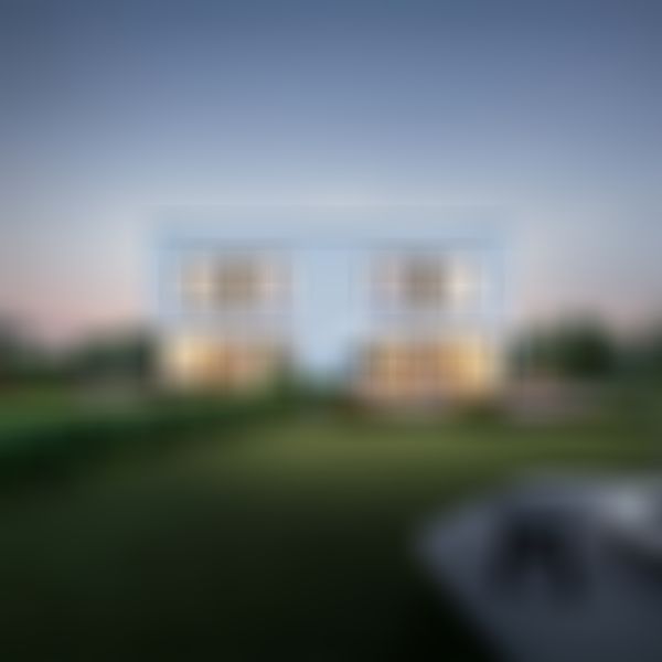 Modernes, weißes, zweistöckiges Flachdachhaus mit großen Fenstern und einem weitläufigen, grünen Rasen, ausgestattet mit Sitzgelegenheiten im Freien, einer Feuerstelle und umliegenden Bäumen.