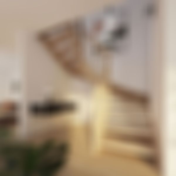 Hölzerne Wendeltreppe in einem modernen Wohnraum mit Kunst an der Wand, einem schwarzen Konsolentisch und einfallendem Tageslicht.