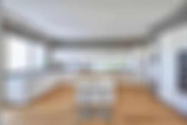 Das Bild zeigt eine große, exklusive Kueche mit Kochinsel.