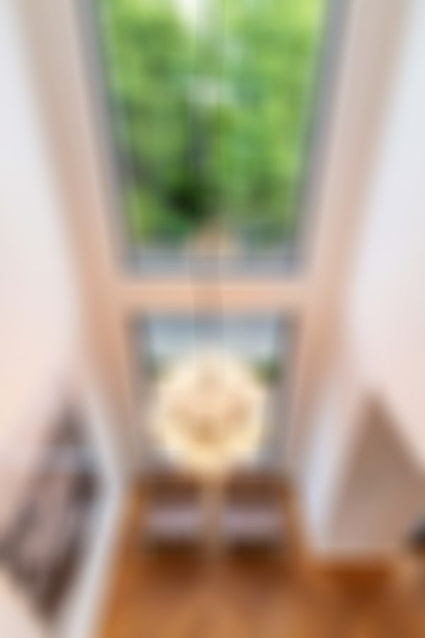 Das Bild zeigt den Blick von der Galerie in das Erdgeschoss.