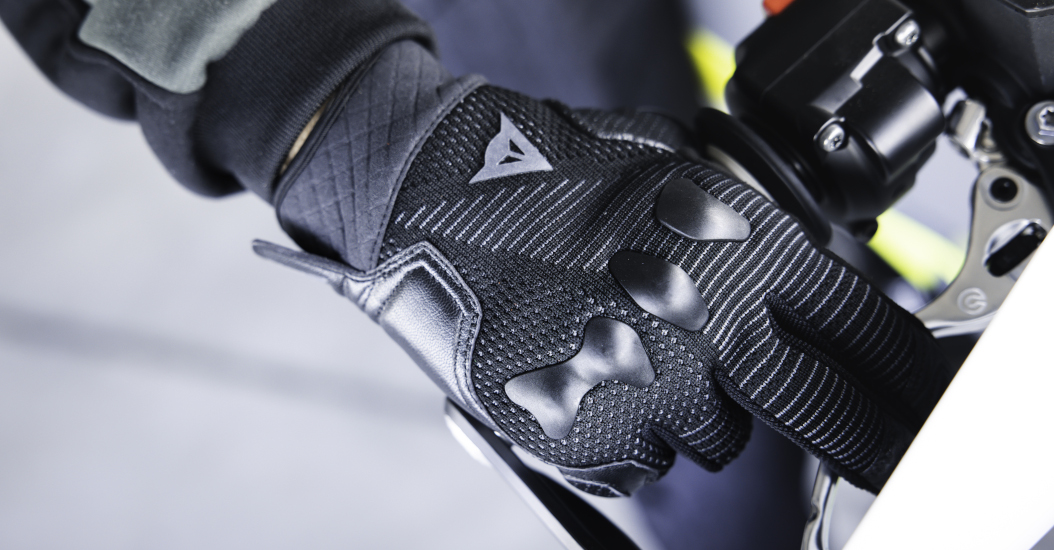 Motorcycle gloves, even in summer &ndash; why they&rsquo;re important and which ones to choose