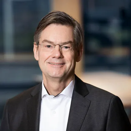 Luc Hendriks commissaris van de Raad van Commissarissen van Unica lachende portretfoto