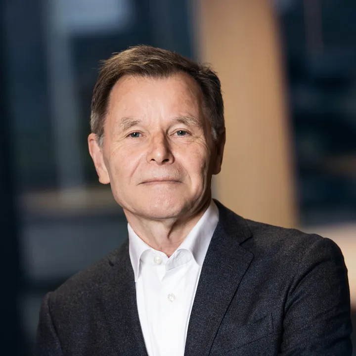 Henk ten Hove commissaris van de Raad van Commissarissen van Unica lachende portretfoto