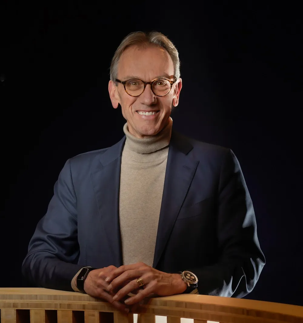 John Quist commissaris van de Raad van Commissarissen van Unica lachende portretfoto