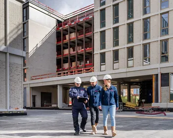 Overleg van collega's op bouwplaats op tablet kijkend Avans Hogeschool