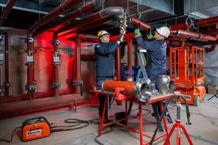 Montage van leidingwerk Avans Hogeschool