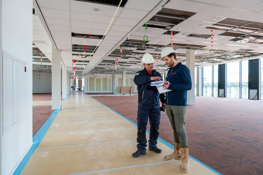 Overleg binnen kijkend op tablet Avans Hogeschool