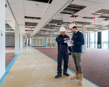 Overleg binnen kijkend op tablet Avans Hogeschool