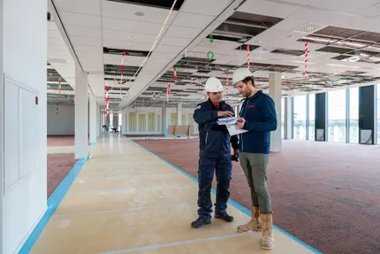 Overleg binnen kijkend op tablet Avans Hogeschool