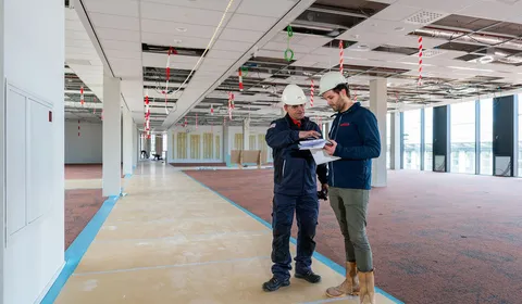Overleg binnen kijkend op tablet Avans Hogeschool