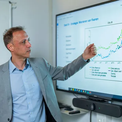 Unica consultant licht grafiek toe over marktbewegingen en prijsfixatie in de energiesector.