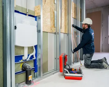 Aanbouw van sanitair met medewerker aan het werk bij Franciscus Gasthuis