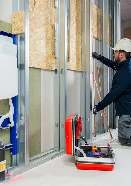 Aanbouw van sanitair met medewerker aan het werk bij Franciscus Gasthuis