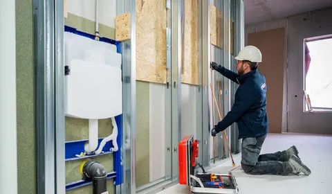 Aanbouw van sanitair met medewerker aan het werk bij Franciscus Gasthuis
