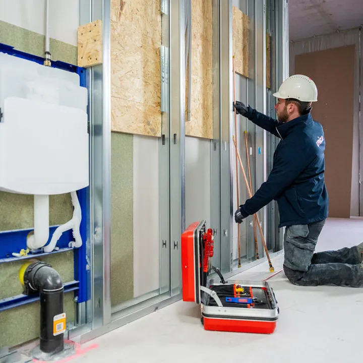 Aanbouw van sanitair met medewerker aan het werk bij Franciscus Gasthuis