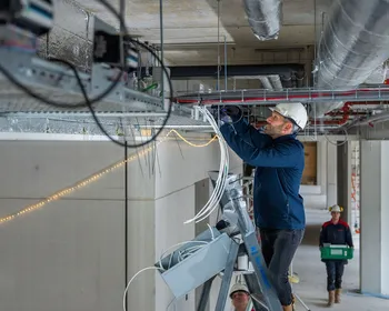 Boven het verlaagd plafond controle elektra