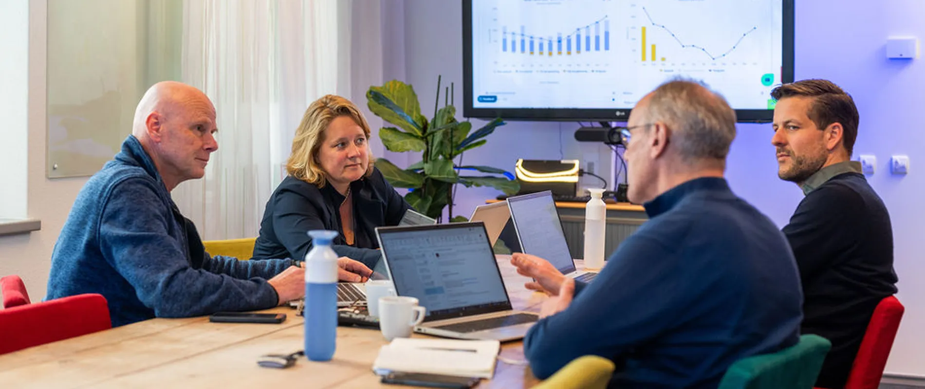 Consultants van Unica bespreken energie-inkoop en slimme energiemanagement-oplossingen met behulp van datavisualisatie.