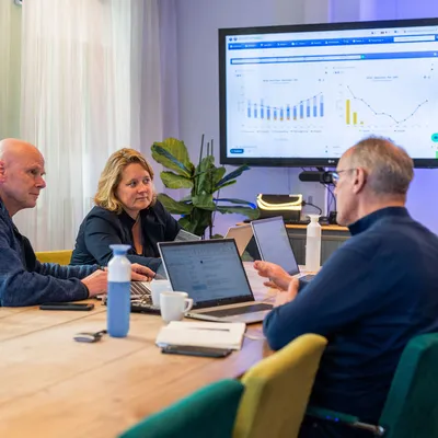 Consultants van Unica bespreken energie-inkoop en slimme energiemanagement-oplossingen met behulp van datavisualisatie.