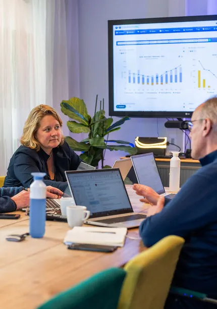 Consultants van Unica bespreken energie-inkoop en slimme energiemanagement-oplossingen met behulp van datavisualisatie.