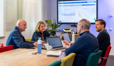 Consultants van Unica bespreken energie-inkoop en slimme energiemanagement-oplossingen met behulp van datavisualisatie.